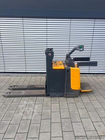 Pallet Stackers Jungheinrich ERD 220 --> Batterie aus 2019!