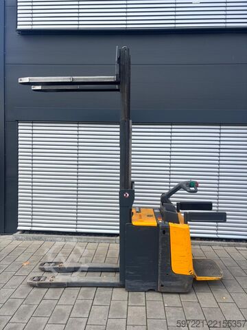 Pallet Stackers Jungheinrich ERD 220 --> Batterie aus 2019!