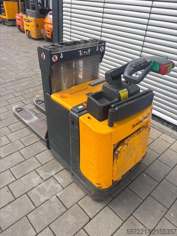 Pallet Stackers Jungheinrich ERD 220 --> Batterie aus 2019!