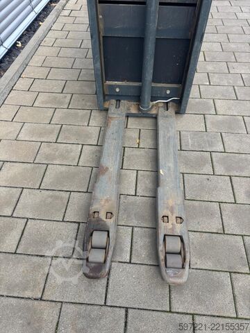Pallet Stackers Jungheinrich ERD 220 --> Batterie aus 2019!