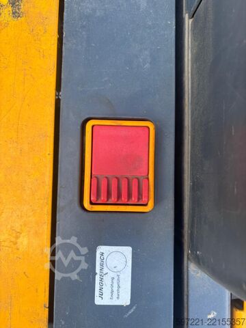 Pallet Stackers Jungheinrich ERD 220 --> Batterie aus 2019!