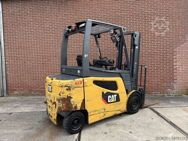 Electric 4-wheel forklift Caterpillar 2EP5000