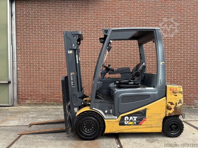 Electric 4-wheel forklift Caterpillar 2EP5000