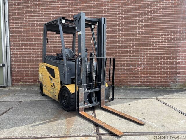 Electric 4-wheel forklift Caterpillar 2EP5000