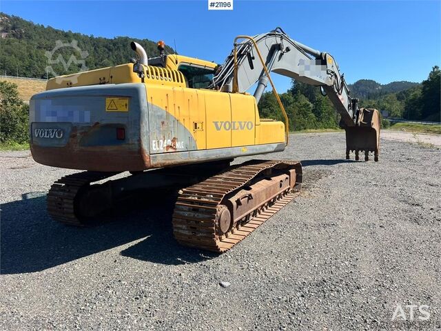 Crawler excavator Volvo EC240 nlc Excavator w/ bucket WATCH VIDEO