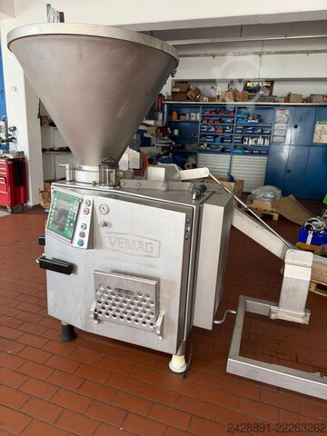 Vacuum stuffer with a wolf VEMAG HP30E