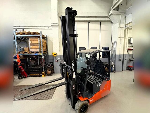 Electric 3-wheel forklift Toyota 8FBE20T