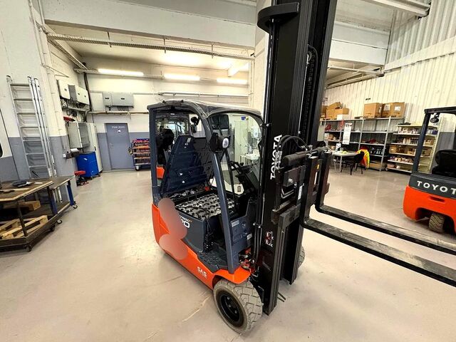 Electric 3-wheel forklift Toyota 8FBE20T