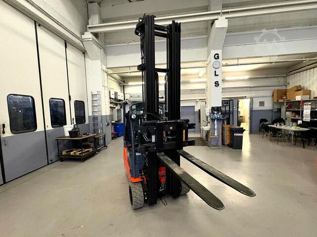 Electric 3-wheel forklift Toyota 8FBE20T
