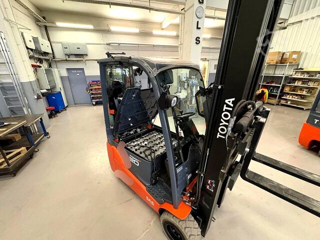 Electric 3-wheel forklift Toyota 8FBE20T