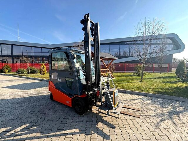 Electric 4-wheel forklift Toyota 8FBMT25