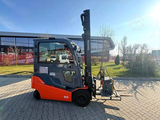 Electric 4-wheel forklift Toyota 8FBMT25