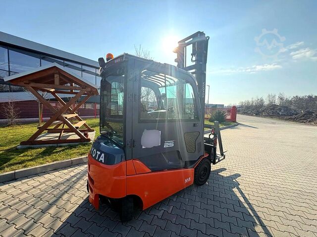 Electric 4-wheel forklift Toyota 8FBMT25