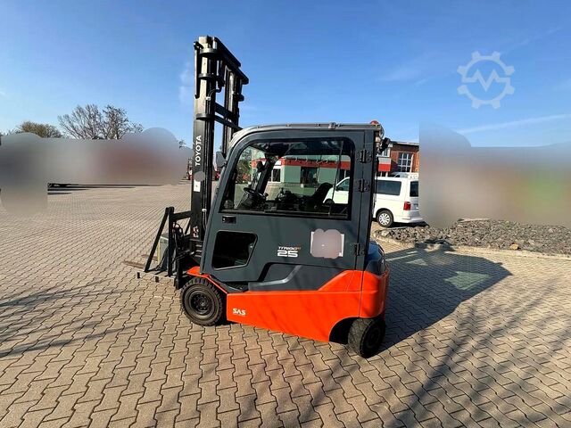 Electric 4-wheel forklift Toyota 8FBMT25