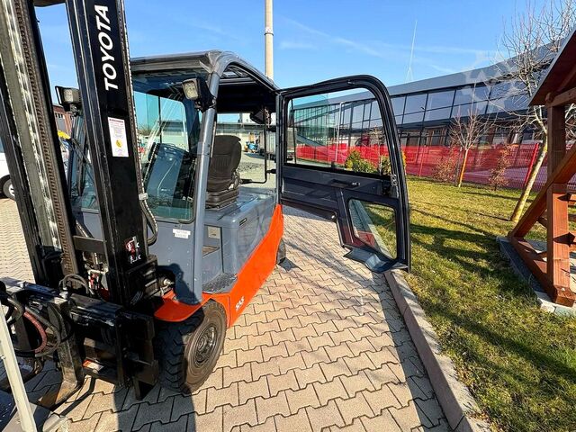 Electric 4-wheel forklift Toyota 8FBMT25