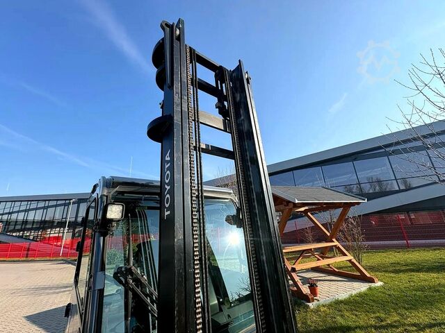 Electric 4-wheel forklift Toyota 8FBMT25