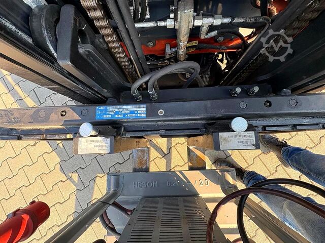 Electric 4-wheel forklift Toyota 8FBMT25