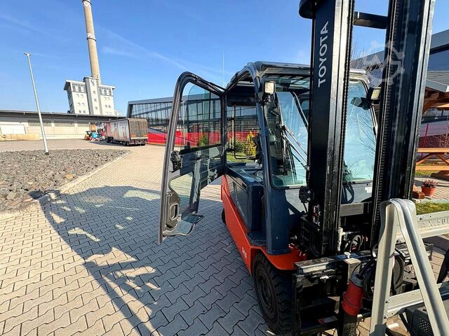 Electric 4-wheel forklift Toyota 8FBMT25