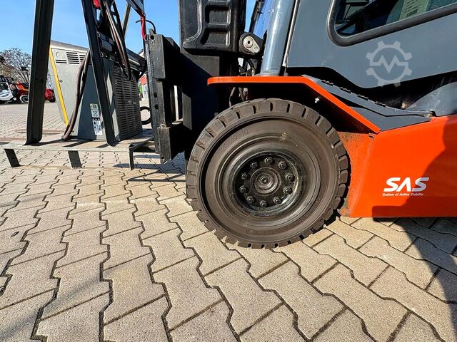 Electric 4-wheel forklift Toyota 8FBMT25