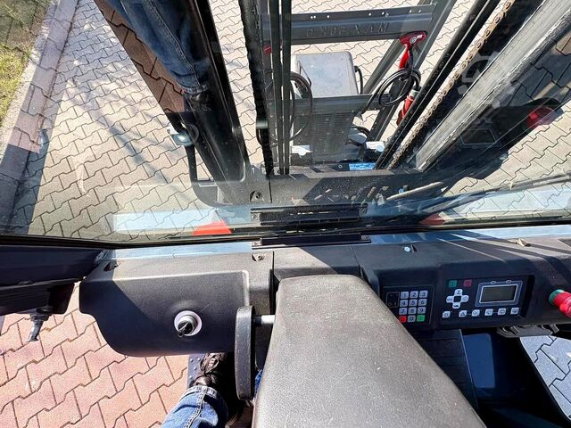 Electric 4-wheel forklift Toyota 8FBMT25