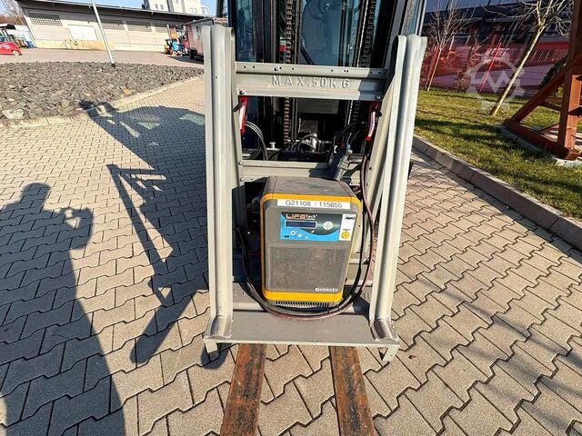 Electric 4-wheel forklift Toyota 8FBMT25