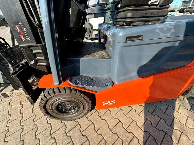 Electric 4-wheel forklift Toyota 8FBMT25