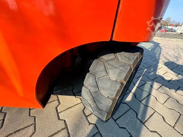 Electric 4-wheel forklift Toyota 8FBMT25
