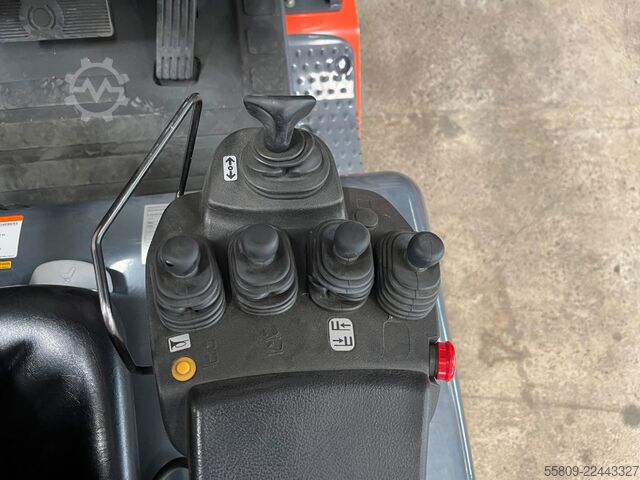 Electric 4-wheel forklift Toyota 8FBMT25