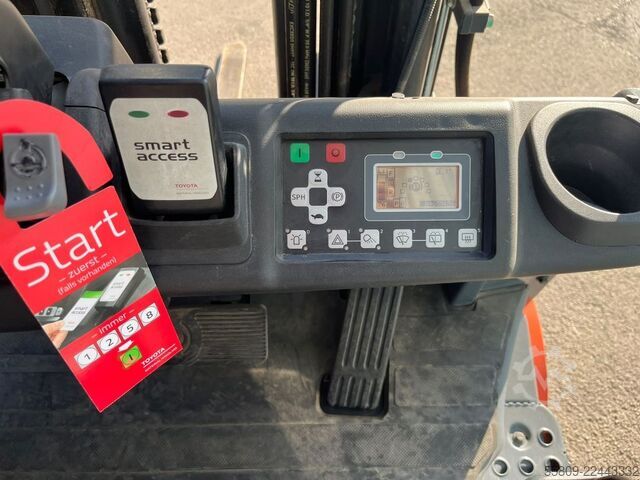 Electric 4-wheel forklift Toyota 8FBEK16T