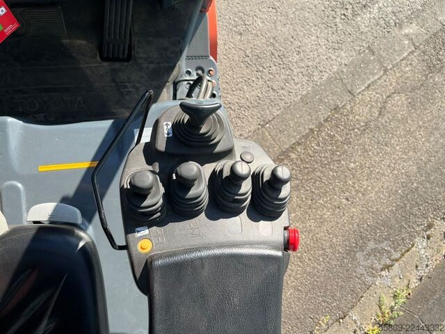 Electric 4-wheel forklift Toyota 8FBEK16T