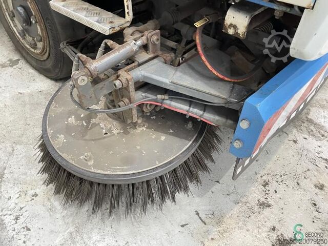 Sweep and vacuum machine HMF 416