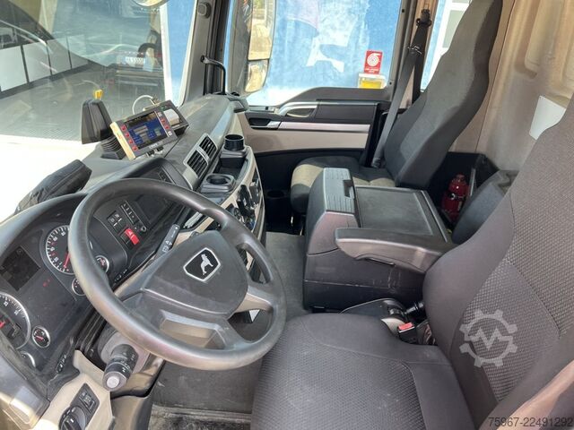 Hooklift truck with crane MAN TGS 26.470