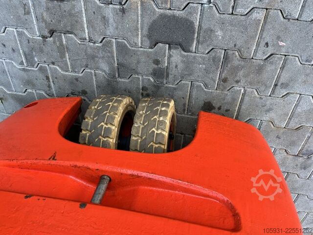 Electric 3-wheel forklift Linde E16L-02