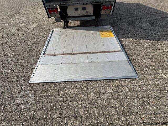 Transporter mit Koffer IVECO Daily 70C18 Hi-Matic Koffer mit Ladebordwand