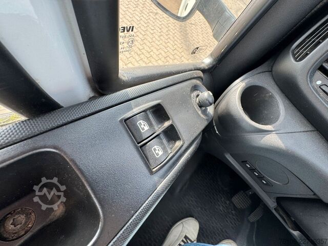 Transporter mit Koffer IVECO Daily 70C18 Hi-Matic Koffer mit Ladebordwand