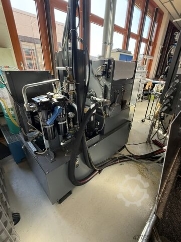 CNC-Bearbeitungszentrum mit Roboter CHIRON FZ 15 WM HS