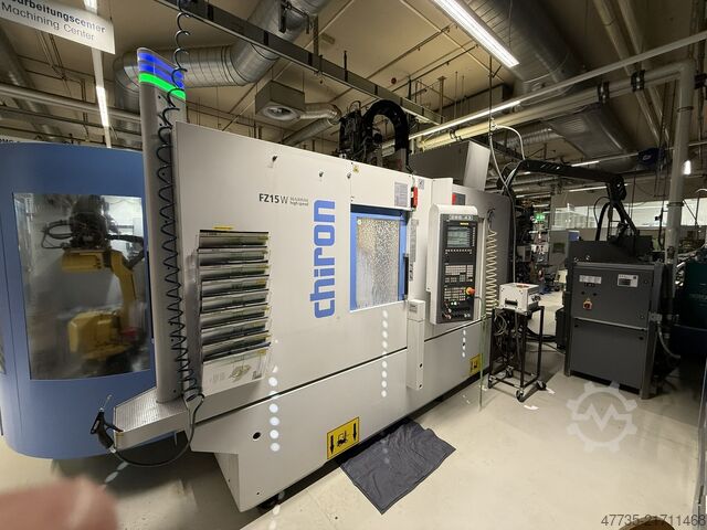 CNC-Bearbeitungszentrum mit Roboter CHIRON FZ 15 WM HS