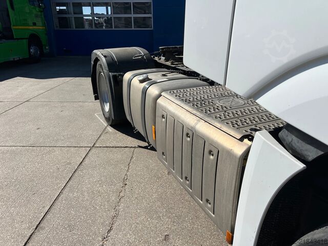 Standard tractor Mercedes-Benz Actros 1945 / Retarder / 2x Tank / Stand Airco