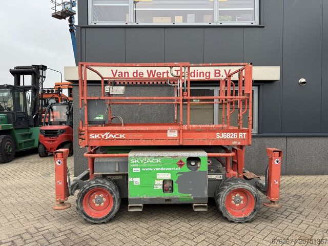 SKYJACK SJ 6826RT Scherenarbeitsbühne SCISSOR 2014 4x4 Kubota, Arbeitshöhe 10 m SKYJACK SJ6826RT Schaarhoogwerker SCISSOR 2014 4X4 Kubota 10mtr Werkhoogte