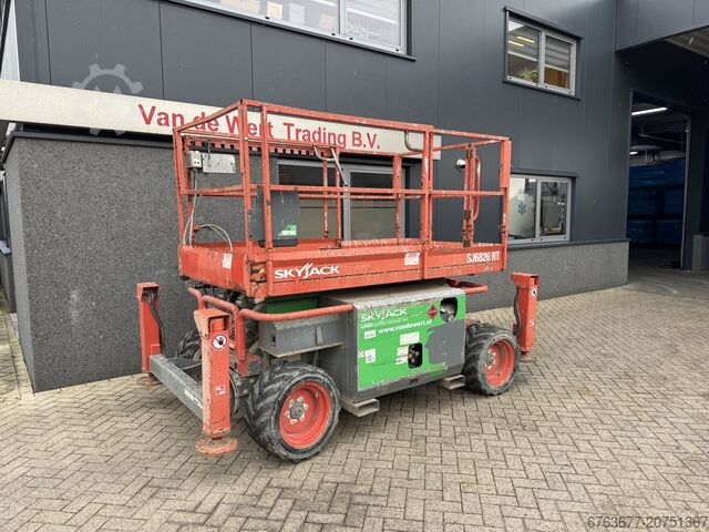 SKYJACK SJ 6826RT Scherenarbeitsbühne SCISSOR 2014 4x4 Kubota, Arbeitshöhe 10 m SKYJACK SJ6826RT Schaarhoogwerker SCISSOR 2014 4X4 Kubota 10mtr Werkhoogte