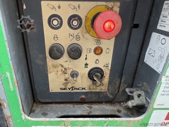 SKYJACK SJ 6826RT Scherenarbeitsbühne SCISSOR 2014 4x4 Kubota, Arbeitshöhe 10 m SKYJACK SJ6826RT Schaarhoogwerker SCISSOR 2014 4X4 Kubota 10mtr Werkhoogte