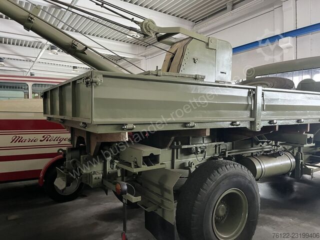 Mercedes-Benz L 315 flatbed truck Mercedes-Benz L 315