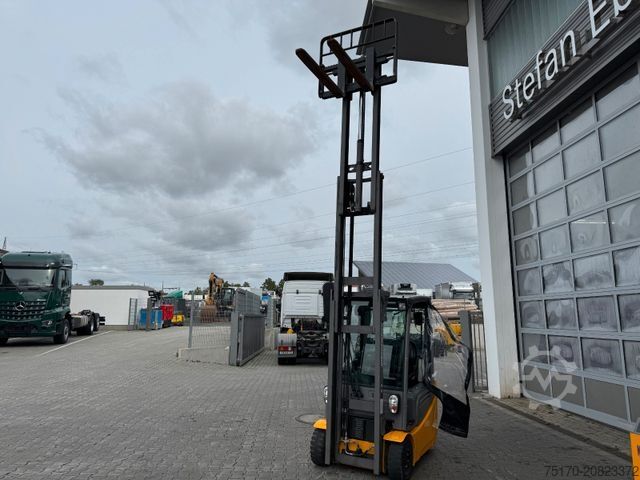 Frontstapler JUNGHEINRICH EFG 215 / Triplex: 4.25m! / SS / nur 3.298h!