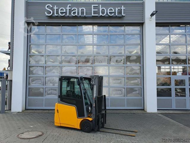 Frontstapler JUNGHEINRICH EFG 215 / Triplex: 4.25m! / SS / 2.472h! / 2020