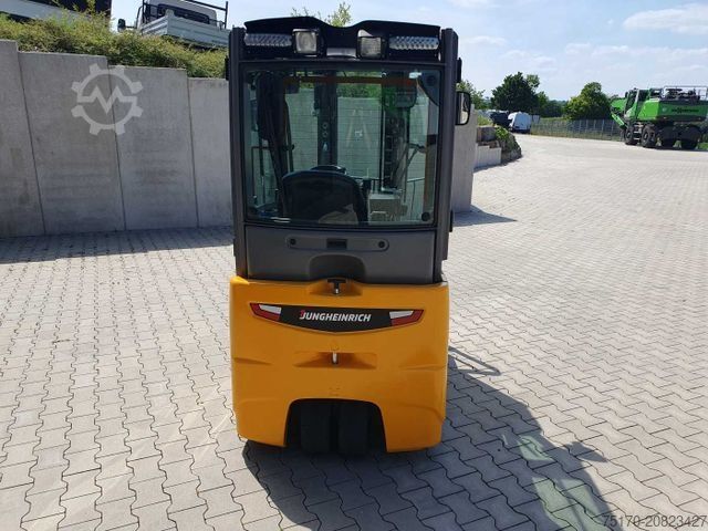 Frontstapler JUNGHEINRICH EFG 215 / Triplex: 4.25m! / SS / 2.472h! / 2020