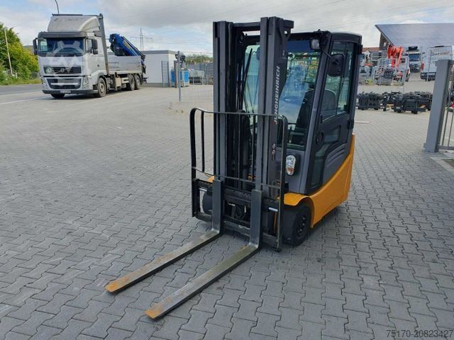 Frontstapler JUNGHEINRICH EFG 215 / Triplex: 4.25m! / SS / 2.472h! / 2020