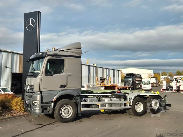 Abrollkipper MERCEDES-BENZ Arocs 2551 L 6x2/4-4 HAD HIAB ULT21S56 AHK