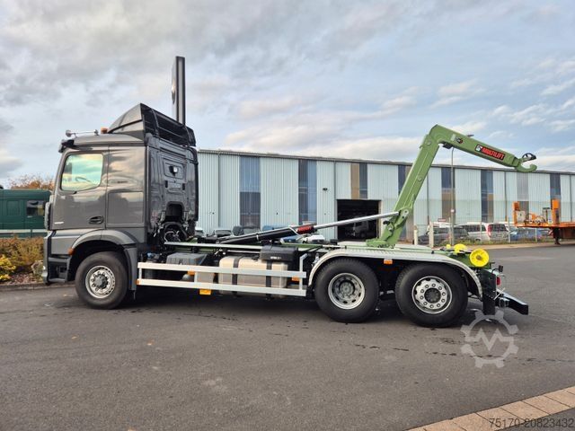 Abrollkipper MERCEDES-BENZ Arocs 2551 L 6x2/4-4 HAD HIAB ULT21S56 AHK