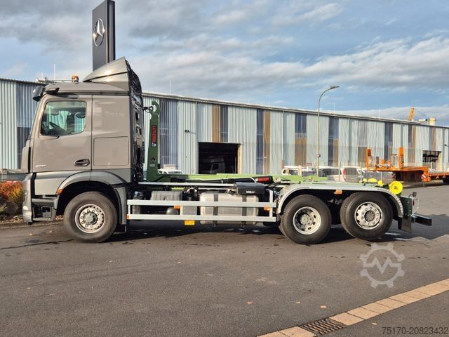 Abrollkipper MERCEDES-BENZ Arocs 2551 L 6x2/4-4 HAD HIAB ULT21S56 AHK