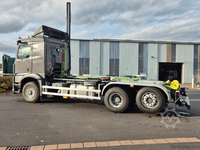 Abrollkipper MERCEDES-BENZ Arocs 2551 L 6x2/4-4 HAD HIAB ULT21S56 AHK
